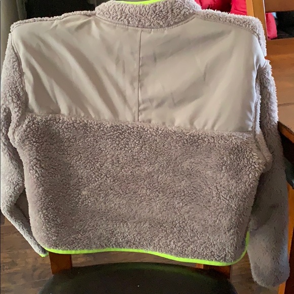 I’m on the petite side; it’s too big on me sadly. - Picture 2 of 3